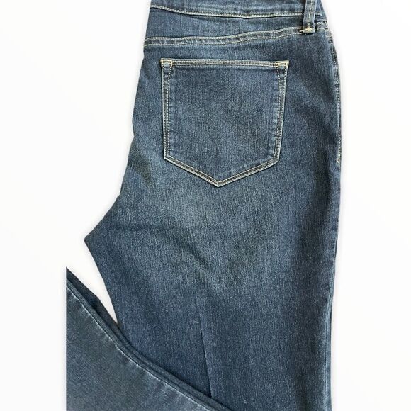 Style & Co Curvy Fit Boot-Leg Jeans in Size 8 - Picture 4 of 10